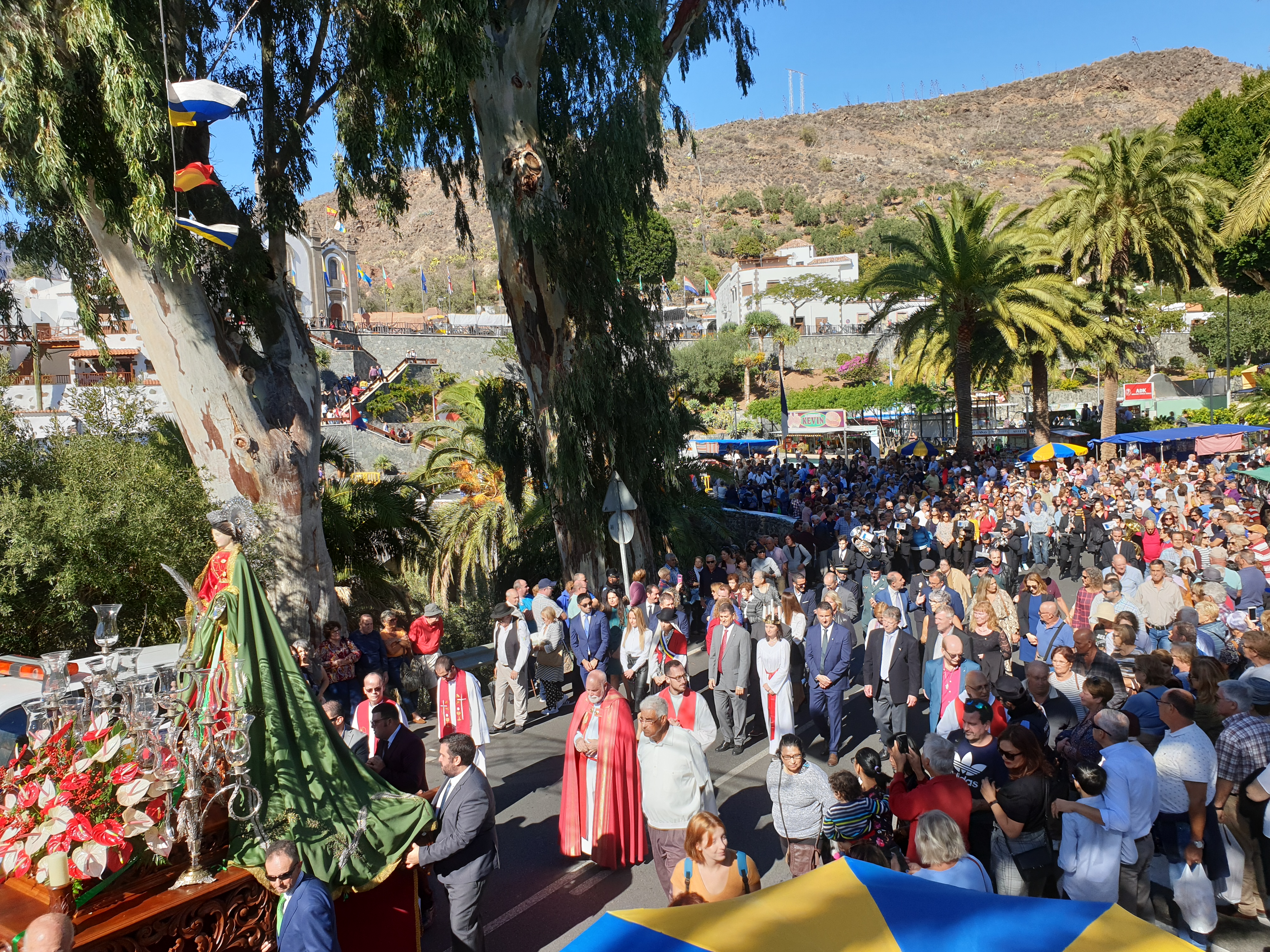 Miles de personas celebran el día grande de las fiestas de Santa Lucía en una jornada soleada y hermosa en la zona alta