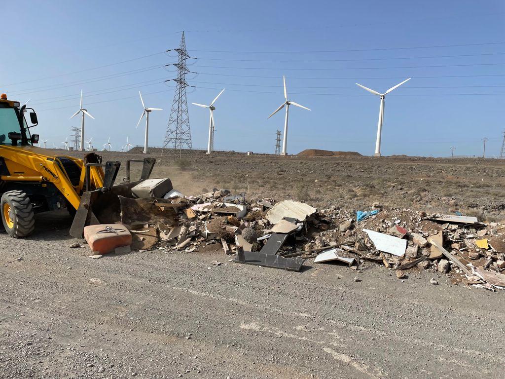  El Ayuntamiento retira 135 mil kilos de escombros y basura del Barranco del Tirajana y el Barranco de Los Llanos
