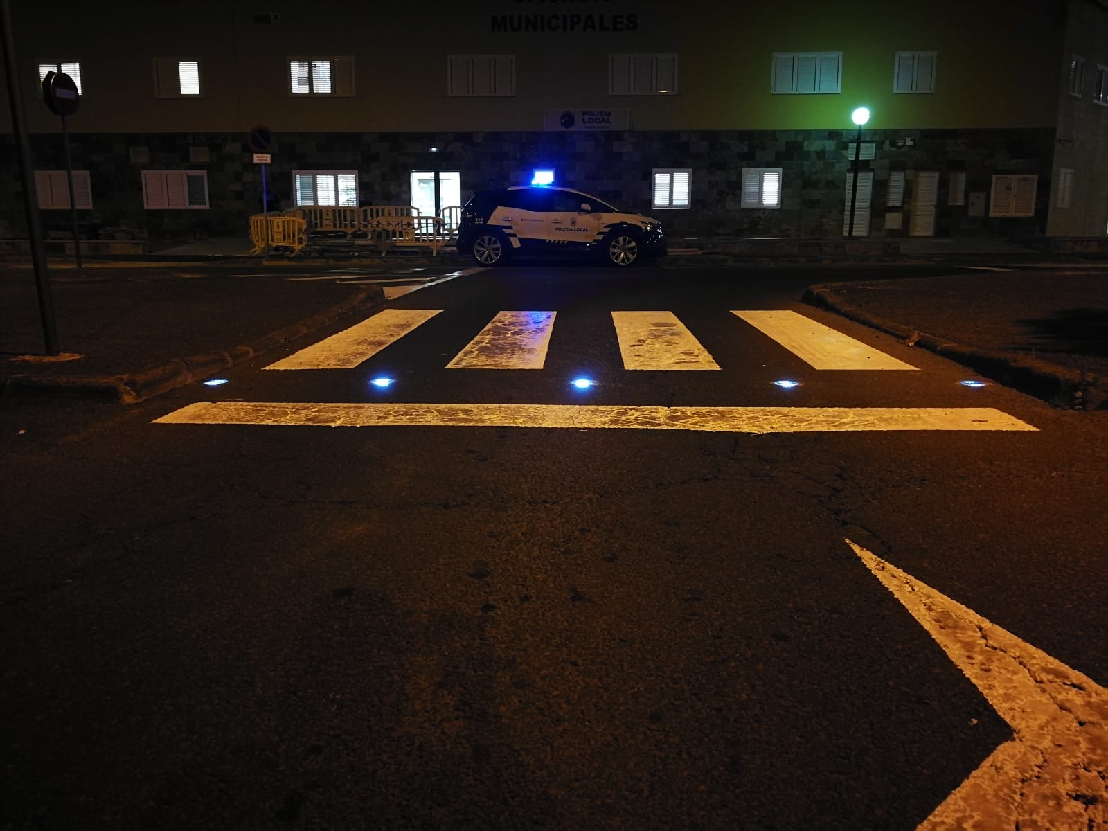 El Ayuntamiento mejora la seguridad de los pasos de peatones con la instalación de balizas luminosas
