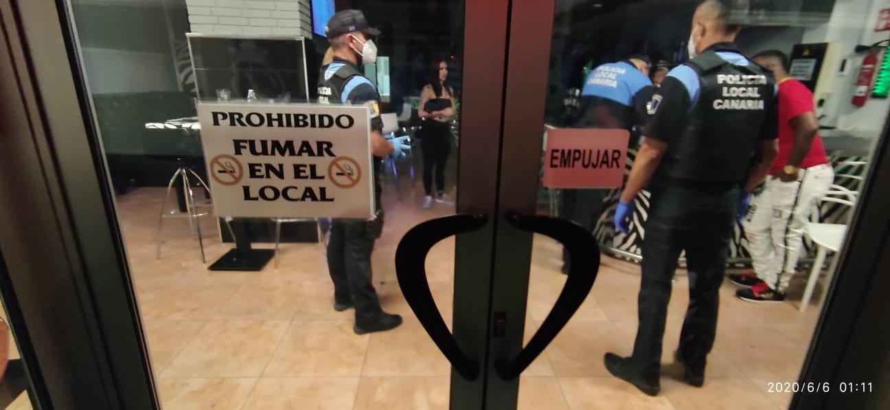 La Policía Local de Santa Lucía precinta un local nocturno de Vecindario donde se encontraban 51 personas cuando el aforo máximo era de 13